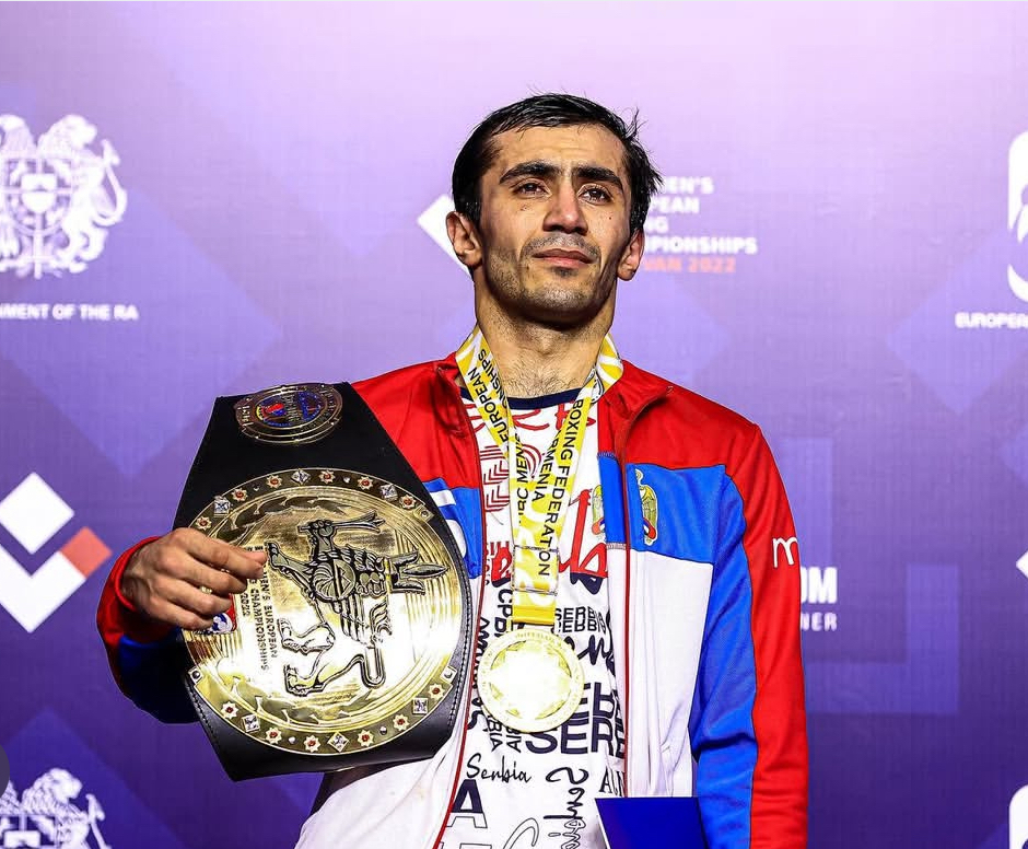 Вахид Аббасов с чемпионским поясом